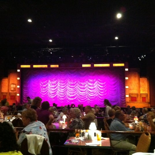 รูปภาพถ่ายที่ Broadway Palm Dinner Theatre โดย David A. เมื่อ 5/6/2012