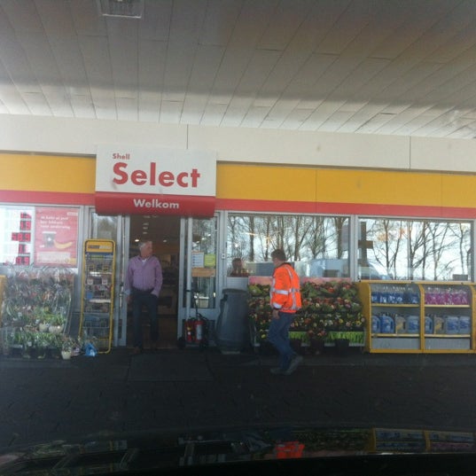 Photo taken at Shell by Khalid A. on 3/28/2012