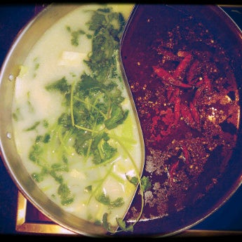 Photo taken at Fatty Cow Seafood Hot Pot 小肥牛火鍋專門店 by Daisy L. on 4/1/2012