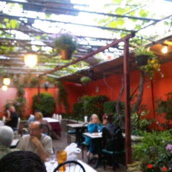 Das Foto wurde bei Sahara Restaurant von JoJo D. am 5/17/2012 aufgenommen
