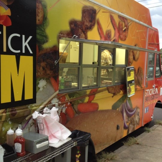 รูปภาพถ่ายที่ StickEm Food Truck โดย Clayton P. เมื่อ 9/5/2012