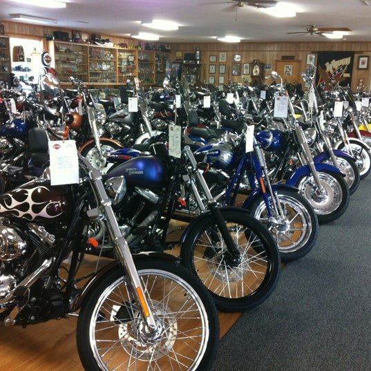 7/10/2012 tarihinde DizzyTaco™ziyaretçi tarafından Waugh Enterprises Harley-Davidson'de çekilen fotoğraf