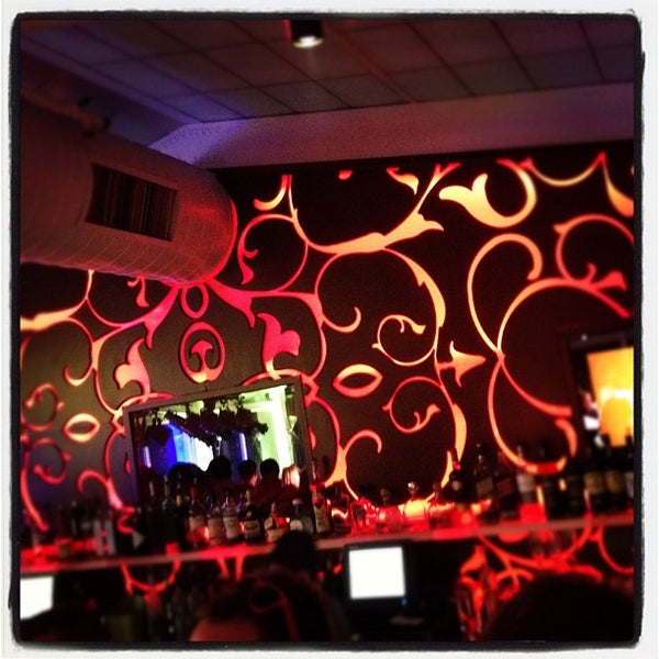 รูปภาพถ่ายที่ XVI Lounge NYC โดย Libardo L. เมื่อ 6/13/2012