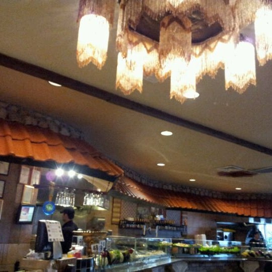 Foto diambil di Aladdin Mediterranean Cuisine oleh Kaleb F. pada 3/11/2012