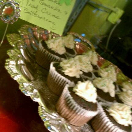 Foto tirada no(a) OMG!!! Cup &amp; Cakes por Chanae D. em 3/21/2012