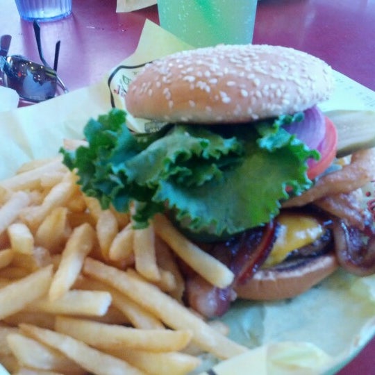 รูปภาพถ่ายที่ BurgerMeister โดย Scott G. เมื่อ 8/20/2012