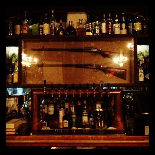 Foto tomada en Hemingway&#39;s Lounge  por Armando V. el 6/16/2012