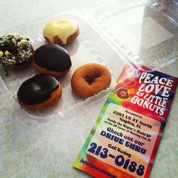8/16/2012 tarihinde Gregory C.ziyaretçi tarafından Peace Love &amp; Little Donuts'de çekilen fotoğraf