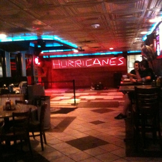Снимок сделан в Hurricane&#39;s Bar &amp; Grill пользователем Lanae J. 5/12/2012