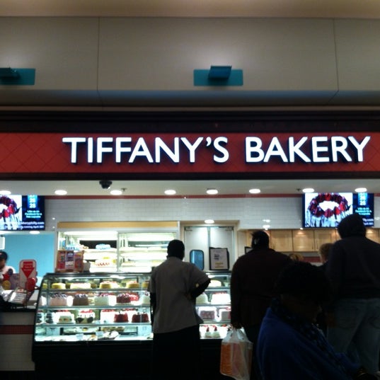 Снимок сделан в Tiffany&#39;s Bakery пользователем Issac L. 4/27/2012