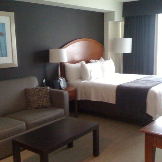 Foto tirada no(a) Cambridge Suites Hotel Halifax por Michelle P. em 3/3/2012