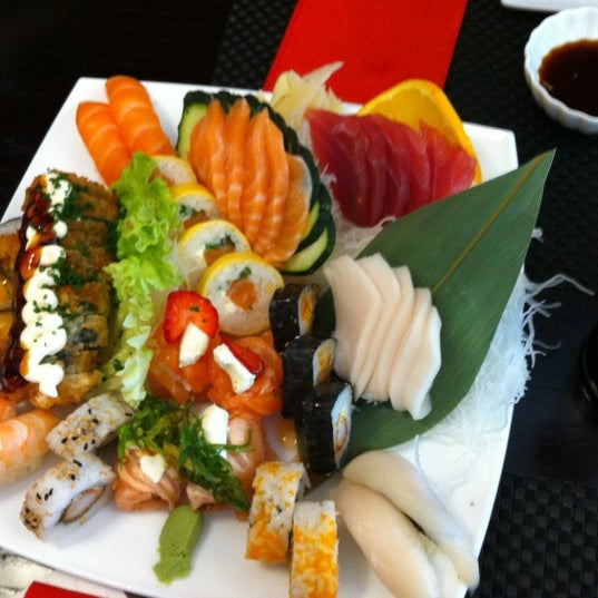 Foto tirada no(a) Sushihana Sushi Bar por PEDRO F. em 3/22/2012