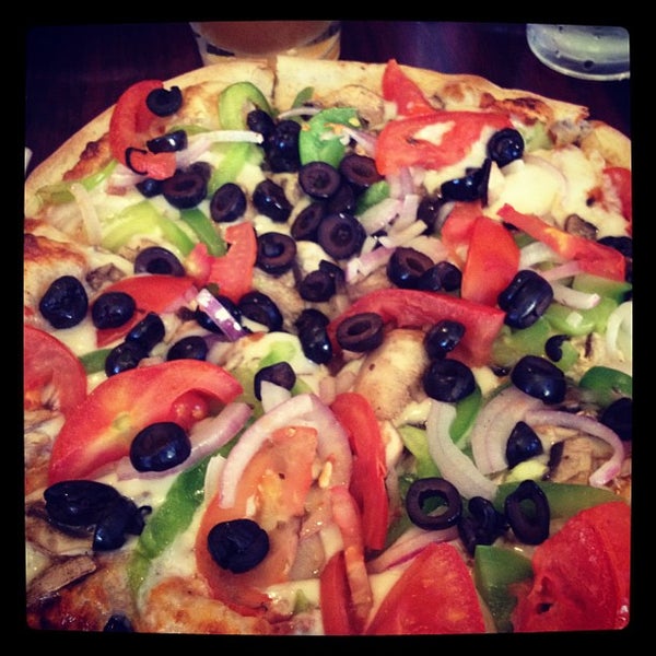 Foto tomada en Dino &amp; Santino&#39;s Pizza  por Tiffany E. el 8/11/2012