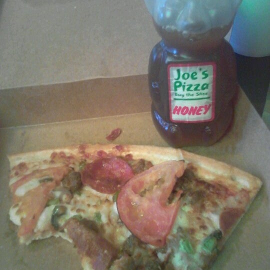 8/3/2012 tarihinde Skralan L.ziyaretçi tarafından Joe&#39;s Pizza Buy the Slice'de çekilen fotoğraf