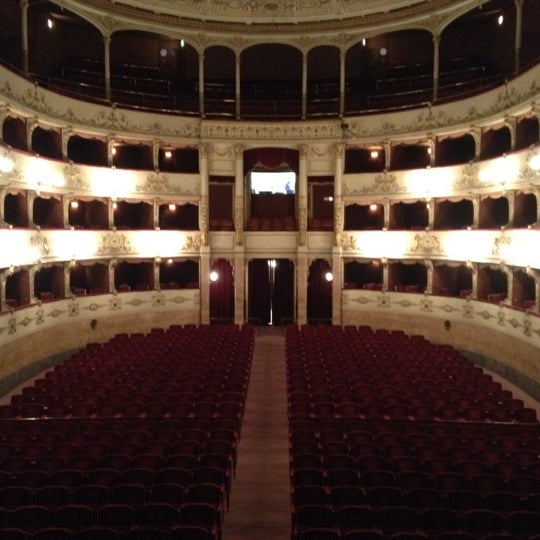 4/13/2012 tarihinde Lorenzo L.ziyaretçi tarafından Teatro della Pergola'de çekilen fotoğraf