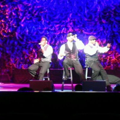 Снимок сделан в The Northern Lights Theater пользователем Kymme G. 3/24/2012
