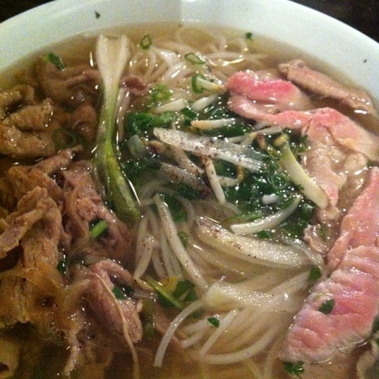 Foto diambil di DaLat Late Night Vietnamese Comfort Food oleh Tricia C. pada 7/4/2012