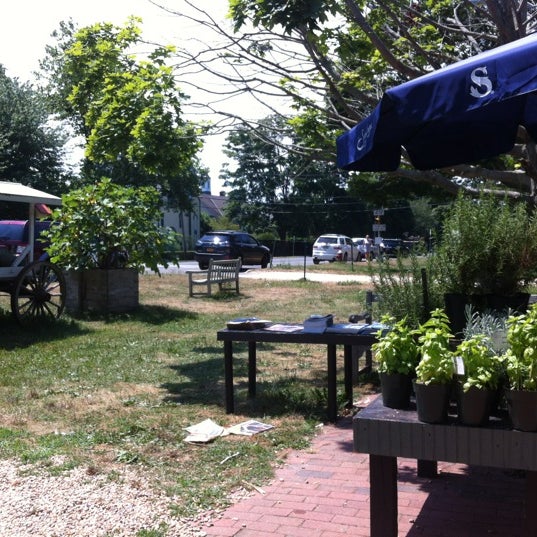 7/14/2012 tarihinde brett m.ziyaretçi tarafından Amagansett Farmers Market'de çekilen fotoğraf