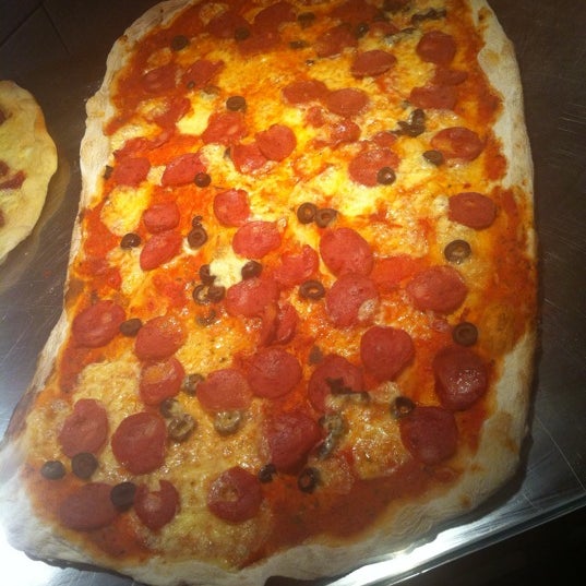 รูปภาพถ่ายที่ Pizza โดย Marjorye M. เมื่อ 9/1/2012