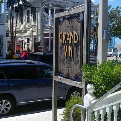 3/24/2012에 Paul님이 Grand Vin Wine Shop &amp; Bar에서 찍은 사진