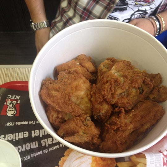รูปภาพถ่ายที่ KFC โดย Andrea D. เมื่อ 5/14/2012