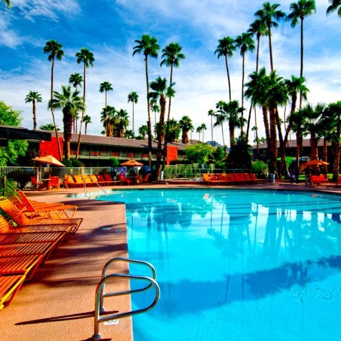Das Foto wurde bei Caliente Tropics Resort Hotel von Brian J. am 4/2/2012 aufgenommen
