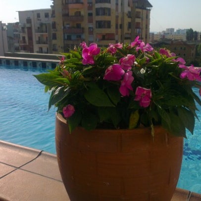 Foto diambil di Mondial Hotel Tirana oleh Lenny K. pada 6/18/2012