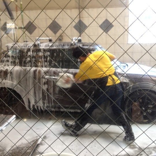Foto tirada no(a) Tower Car Wash por Cameron N. em 8/2/2012