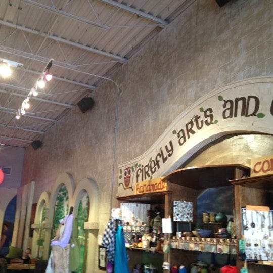 Foto scattata a Firefly Coffee House da Alix M. il 5/19/2012
