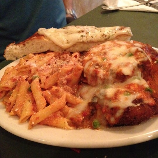 6/7/2012 tarihinde Jen G.ziyaretçi tarafından Carolina&#39;s Italian Restaurant - Garden Grove'de çekilen fotoğraf