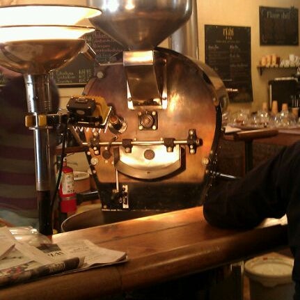 2/16/2012 tarihinde Shane W.ziyaretçi tarafından Cedarburg Coffee Roastery'de çekilen fotoğraf