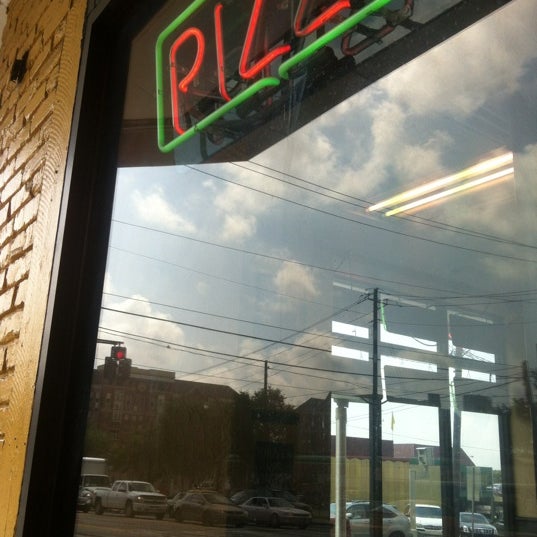 5/7/2012 tarihinde Sean F.ziyaretçi tarafından Goodfella&#39;s Pizza And Wings'de çekilen fotoğraf