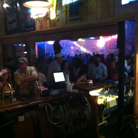 Das Foto wurde bei Buffalo Bodega Gaming Complex, Bar &amp; Steakhouse von Jordan C. am 7/29/2012 aufgenommen