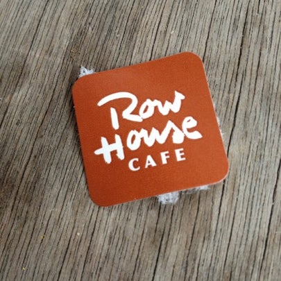 Foto tomada en Row House Cafe  por Alex A. el 7/22/2012