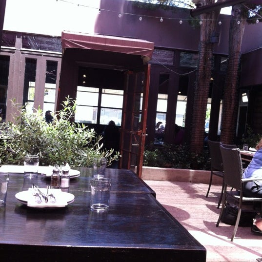 6/8/2012 tarihinde Nick G.ziyaretçi tarafından The Six Restaurant'de çekilen fotoğraf