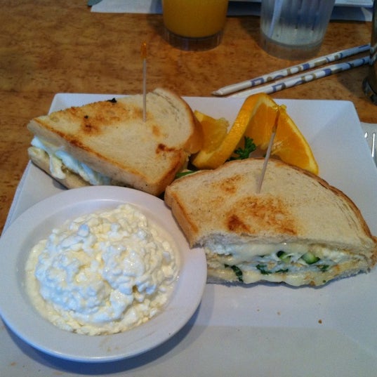 Foto diambil di Jinky&#39;s Cafe Sherman Oaks oleh Bonnie D. pada 5/28/2012