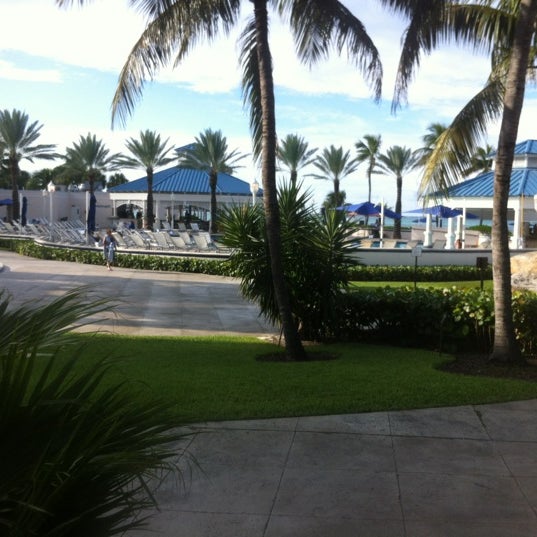 Foto tirada no(a) Melia Nassau Beach - Main Pool por Dino H. em 9/6/2012