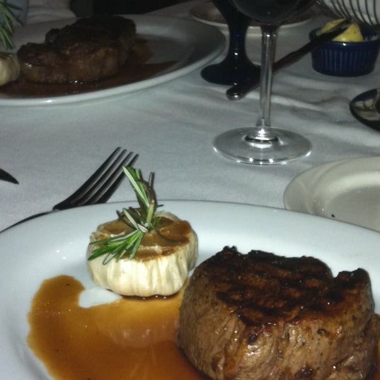 รูปภาพถ่ายที่ Seagar&#39;s Prime Steaks &amp; Seafood โดย Roxanne J. เมื่อ 7/27/2012