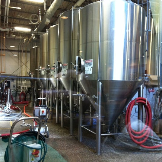 Foto tomada en Otter Creek Brewery  por Suri R. el 9/1/2012