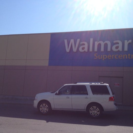 รูปภาพถ่ายที่ Walmart Supercentre โดย Miguel เมื่อ 8/31/2012