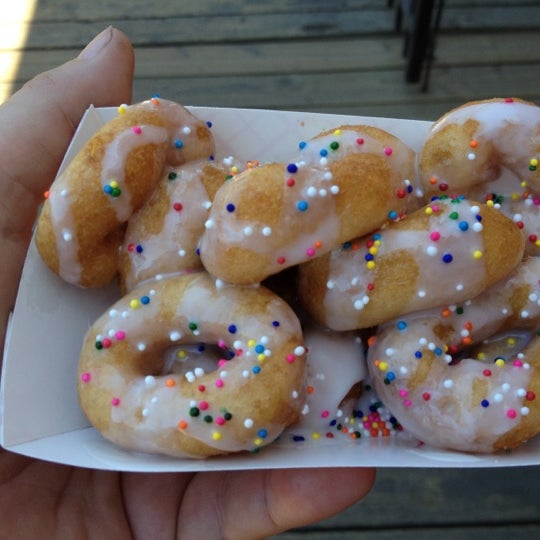 รูปภาพถ่ายที่ Danny&#39;s Mini Donuts โดย Terry A. เมื่อ 7/8/2012