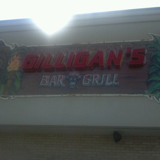 Photo taken at Gilligan&#39;s Tropical Bar &amp; Grill by Victoria M. on 8/14/2012