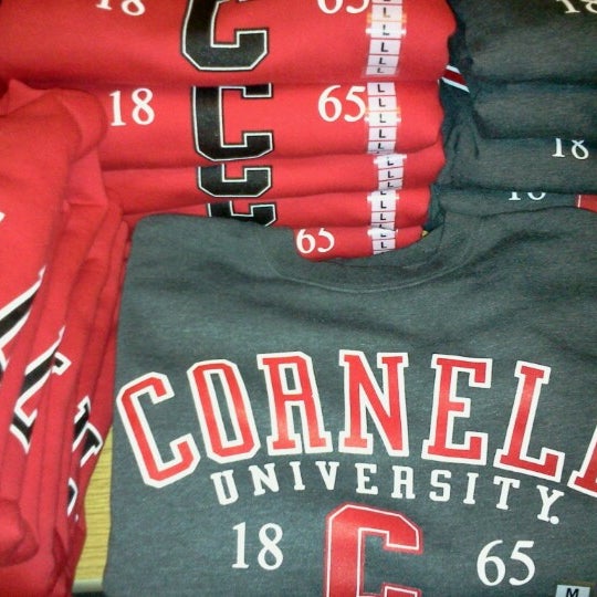 Das Foto wurde bei The Cornell Store von Margie W. am 8/22/2012 aufgenommen