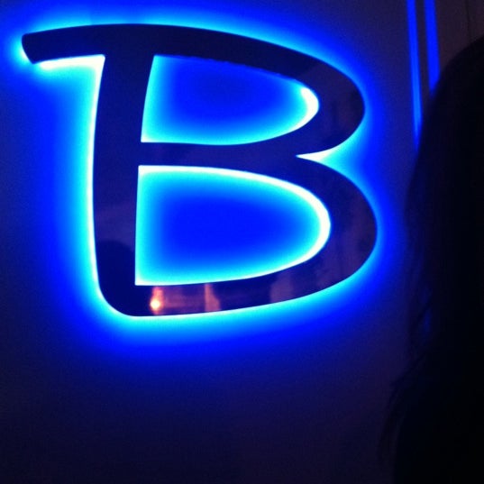 รูปภาพถ่ายที่ The Barrymore โดย Ryan B. เมื่อ 3/21/2012