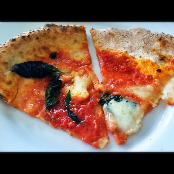 Снимок сделан в Tutta Bella Neapolitan Pizzeria пользователем Lani A. 6/14/2012