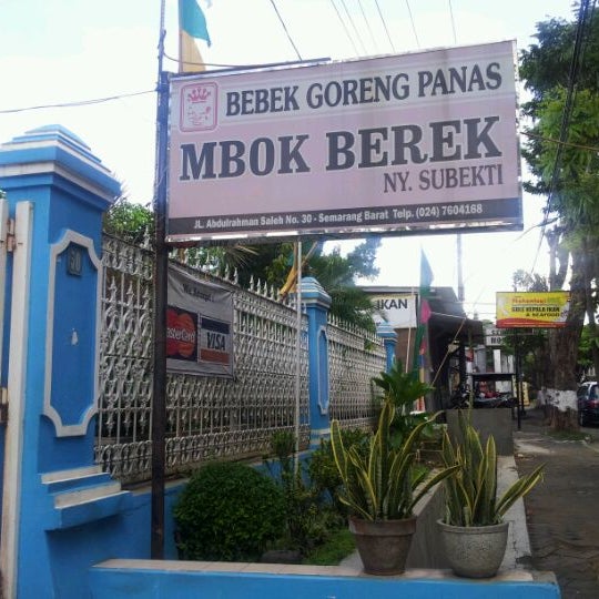 Mbok Berek Bebek Goreng Abdul Rahman Saleh Jalan Abdul
