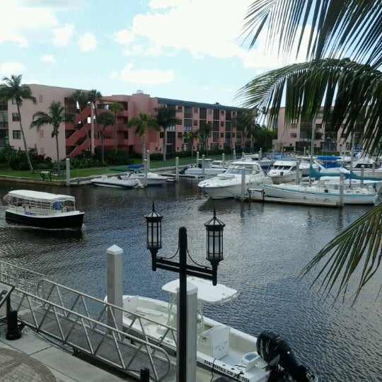 Das Foto wurde bei Naples Bay Resort and Marina von Victoria W. am 9/1/2012 aufgenommen
