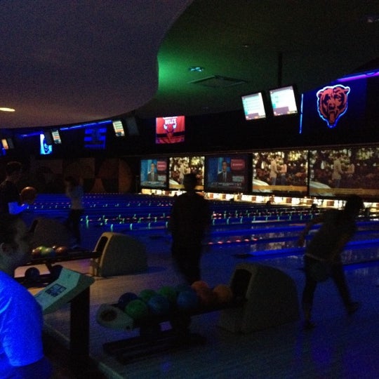 2/25/2012 tarihinde Julie F.ziyaretçi tarafından 10Pin Bowling Lounge'de çekilen fotoğraf