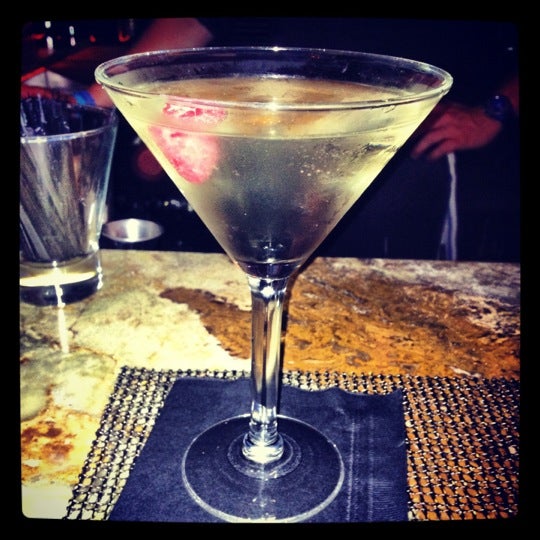 Foto tirada no(a) Dirty Martini por Kelly K. em 7/13/2012