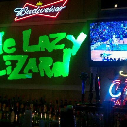 Foto diambil di De Lazy Lizard Bar &amp; Grill oleh Justin L. pada 5/6/2012